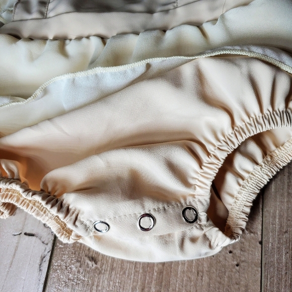 Bailey's Blossoms Oatmeal Cream Off-White Ruffle Bubble Baby Romper Size 9-12m - Picture 6 of 12